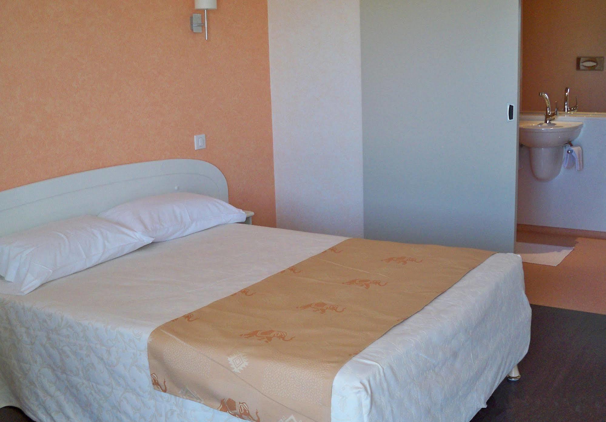 Natur'Hotel Menesplet Exterior photo